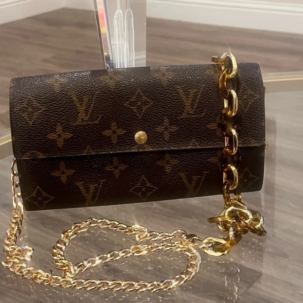 LOUIS VUITTON
1995  LV Monogram International Wallet